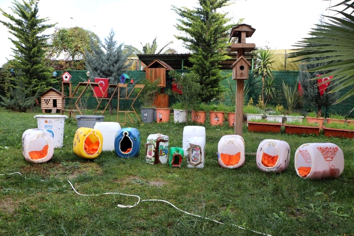 Üniversite öğrencilerinden atık malzemelerden sokak hayvanlarına yuva