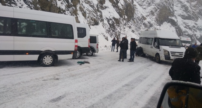 Hakkari-Van kara yolunda ulaşım güçlükle sağlanıyor