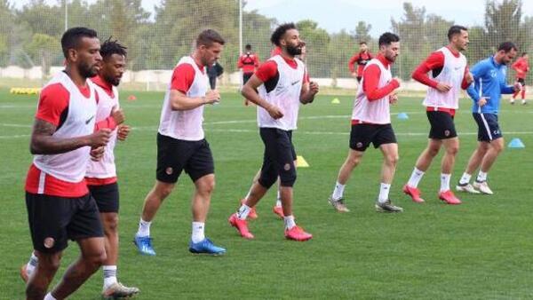 Antalyasporlu futbolcular telekonferansla antrenmanlara devam ediyor