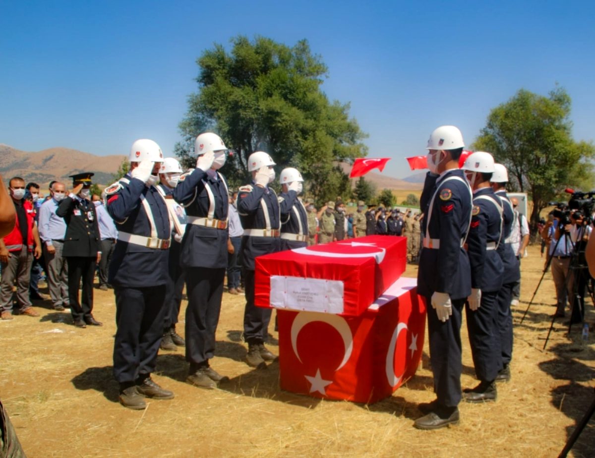 Sel’de şehit olan asker,dualarla toprağa verildi.