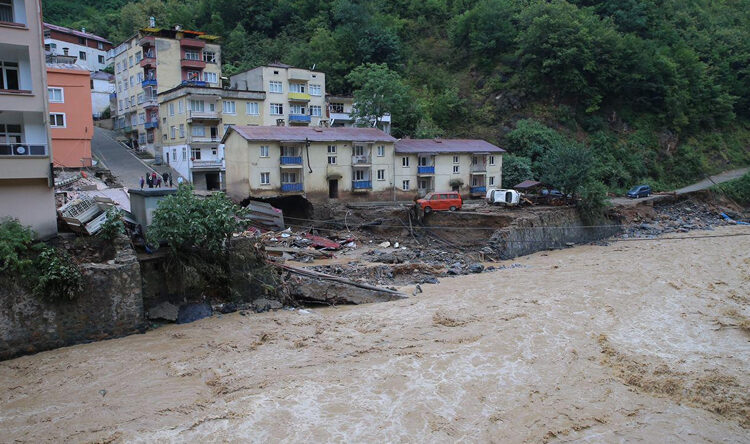 Selin büyük hasara yol açtığı Dereli ilçesinde yıkım çalışmaları sürüyor