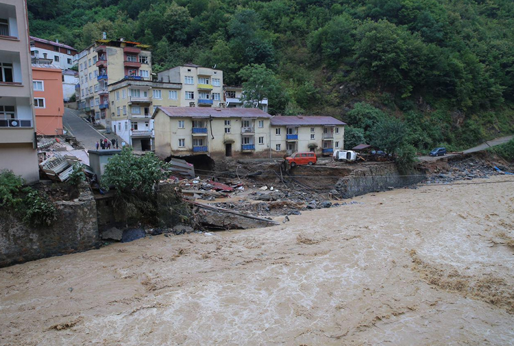 Selin büyük hasara yol açtığı Dereli ilçesinde yıkım çalışmaları sürüyor