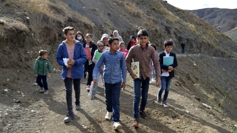 Başkan Sayan, uzaktan eğitime katılabilmek için dağlara tırmanan öğrencilerin yardım taleplerine…