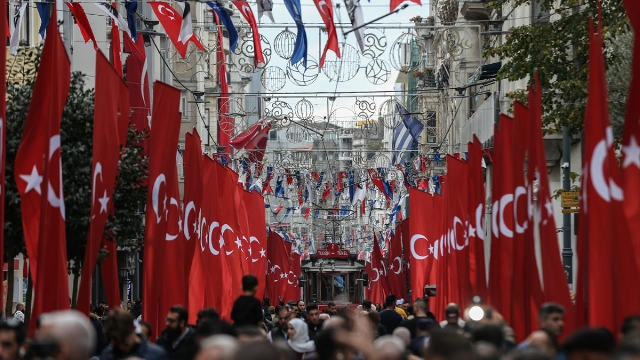 Teröre İstiklal Caddesi,Bayraklarla Cevap verdi!