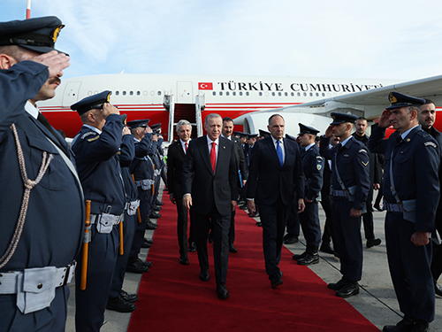 YUNAN GAZETECİDEN ERDOĞAN’A TÜRKÇE “HOŞ GELDİN ERDOĞAN “HİTABI