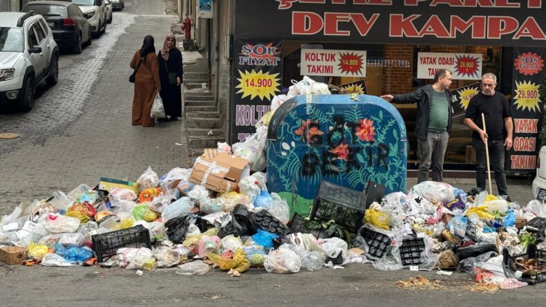 İZMİR’İ ÇÖP YIĞINLARI SARDI!